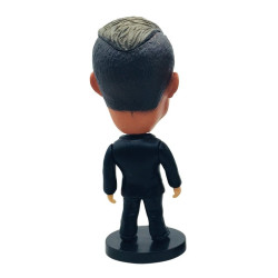 Figurka fotbalista Cristiano Ronaldo v obleku